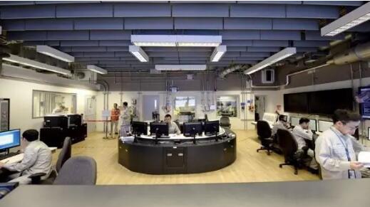 7月12日，國家核電官網(wǎng)顯示，海陽核電1號(hào)機(jī)組各項(xiàng)試驗(yàn)全部結(jié)束，正式進(jìn)入裝料準(zhǔn)備階段。加上此前報(bào)道的三門1號(hào)機(jī)組，相隔不到半個(gè)月，十年前中國從美國引進(jìn)的AP1000第三代核電相繼宣布進(jìn)入裝料準(zhǔn)備階段，同時(shí)計(jì)劃今年四季度并網(wǎng)發(fā)電，這將意味著非能動(dòng)三代核電技術(shù)即將首先在中國從藍(lán)圖變成現(xiàn)實(shí)