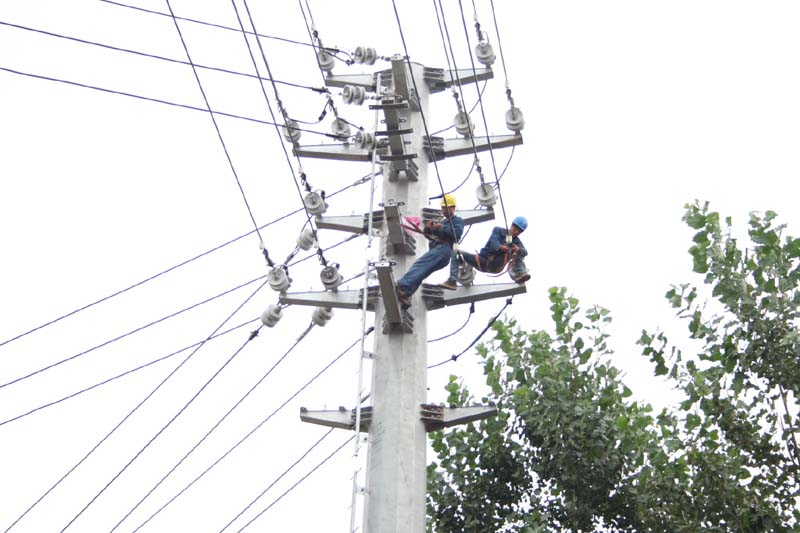 7月18日，筆者從光山縣供電公司調(diào)控中心獲悉：近期，光山縣受持續(xù)高溫天氣影響，工業(yè)、居民負(fù)荷快速增長，7月17日，全縣最大供電量336.76萬千瓦時(shí)，全縣平均負(fù)荷達(dá)18.4萬千瓦，雙雙創(chuàng)下今年入夏以來的最高值。連日來，受持續(xù)高溫天氣影響，光山縣降溫負(fù)荷不斷攀升