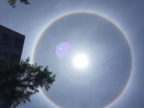 今天(19日)10時(shí)30分，寧波電網(wǎng)統(tǒng)調(diào)最高用電負(fù)荷突破1200萬千瓦，達(dá)到了1208.38萬千瓦，創(chuàng)新歷史最高負(fù)荷記錄。這標(biāo)志著寧波電網(wǎng)正式邁入1200萬千瓦負(fù)荷時(shí)代