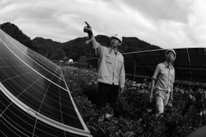 國網(wǎng)陜西省電力公司結(jié)合陜西省“治污降霾˙保衛(wèi)藍(lán)天”五年行動計(jì)劃和陜北新能源裝機(jī)規(guī)模快速增長的實(shí)際，在能源供給側(cè)實(shí)施清潔替代，促進(jìn)清潔能源消納；在能源消費(fèi)側(cè)大力實(shí)施“一地一品”電能替代工程，走出了一條探索推廣、打造品牌、全面建設(shè)的“兩個(gè)替代”之路。供電員工為居民介紹節(jié)能家電