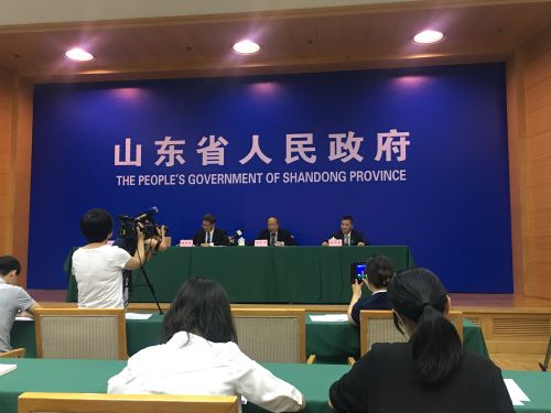 上半年，規(guī)模以上工業(yè)能耗增長3.3%，增速比一季度回落2.0個(gè)百分點(diǎn)。其中，六大高耗能行業(yè)能耗增長4.4%，比一季度回落2.9個(gè)百分點(diǎn)，對規(guī)模以上能耗的拉動作用明顯減弱，由一季度的5.3個(gè)百分點(diǎn)回落到3.2個(gè)百分點(diǎn)