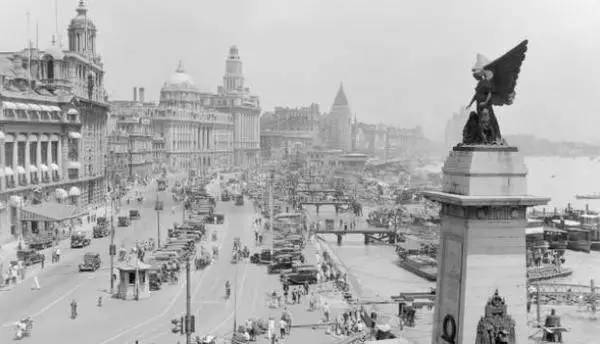 當(dāng)時(shí)的上海電力公司由美國控制上世紀(jì)30年代的上海是“十里洋場”，是帝國主義的殖民地、半殖民地，是國民黨四大家族搜刮民脂民膏的大本營，也是冒險(xiǎn)家的樂園。當(dāng)然,被稱為工業(yè)動脈的電力工業(yè),帝國主義是不會輕易放過的