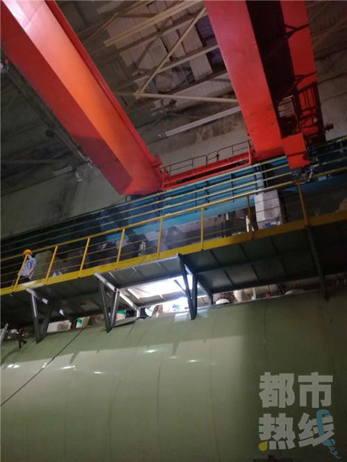 前幾天，在陜西蒲城一家西北地區(qū)最大的電廠里發(fā)生了一起事故，而事故發(fā)生后廠內(nèi)從上到下悄無聲息，隨后《都市熱線》欄目“亢凱情報(bào)站”調(diào)查小組趕赴蒲城。爆料人告訴記者，事發(fā)地點(diǎn)是距離西安有兩個(gè)小時(shí)車程的陜西華電蒲城發(fā)電有限責(zé)任公司，這里在五天前發(fā)生了一起安全責(zé)任事故