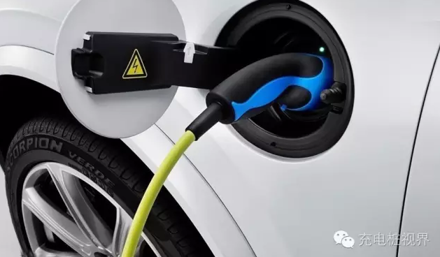 導(dǎo)讀：新能源汽車產(chǎn)能過(guò)剩的狀況不容忽視，“是個(gè)新能源汽車項(xiàng)目就有人搶”的盛景或許需要冷靜一下了?？駸岬耐顿Y者們需要面對(duì)現(xiàn)實(shí)，是現(xiàn)在抓住機(jī)會(huì)把握所謂的“窗口期”，還是暫時(shí)離開(kāi)到投資有望產(chǎn)生豐厚利潤(rùn)的時(shí)候再回來(lái)？有520多萬(wàn)人的挪威宣布到2025年不再銷售內(nèi)燃汽車，有6500多萬(wàn)人口的法國(guó)宣布到2040年禁止在國(guó)內(nèi)銷售汽油和柴油汽車，有13億多人的中國(guó)……暫時(shí)還什么都沒(méi)說(shuō)