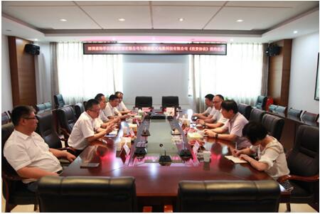 7月17日上午，華自科技股份有限公司旗下全資子公司——深圳前海華自投資管理有限公司與湖南新天電數(shù)科技有限公司在華自科技麓谷產(chǎn)業(yè)園舉行投資協(xié)議簽約儀式，華自科技以1,100萬元戰(zhàn)略投資新天電數(shù)，持有新天電數(shù)45%的股份，成為新天電數(shù)相對控股股東。新天電數(shù)董事長李燦飛，華自科技董事長、前海華自執(zhí)行董事黃文寶及雙方高管出席簽約儀式