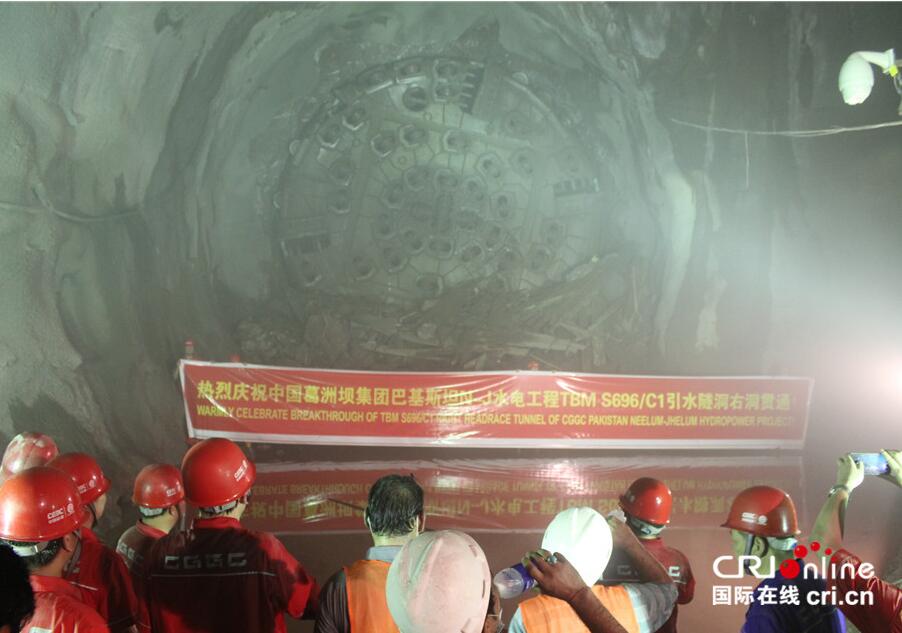 2015年5月31日，在巴控克什米爾地區(qū)一座千余米高的大山下，一臺150多米長，重逾千噸，造價約3億人民幣的全斷面隧道掘進機（TBM），正如一條巨龍般一寸一寸擊穿巖石。當(dāng)晚23點40分，施工現(xiàn)場突然爆出巨響，洞內(nèi)漆黑一片