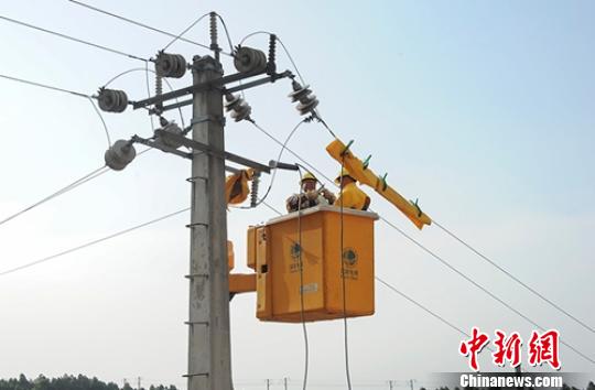 記者7月19日從國網(wǎng)四川省電力公司獲悉，2017年1至6月，四川全口徑外送電量431.2億千瓦時，水電消納形勢還是異常嚴峻。2017年入汛以來，四川各流域來水同比增加45.5%，新投水電新增裝機容量384萬千瓦，全網(wǎng)水電發(fā)電能力增加20%，水電消納形勢異常嚴峻