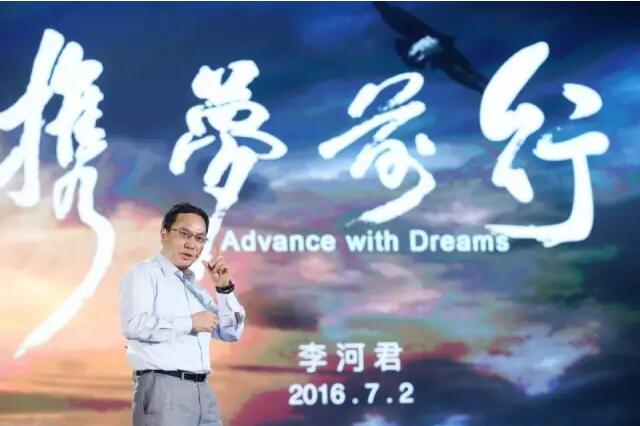 在變革與顛覆的創(chuàng)新時(shí)代，面對(duì)突如其來的時(shí)代挑戰(zhàn)和“風(fēng)口”機(jī)遇，除了科學(xué)技術(shù)方面的核心競(jìng)爭(zhēng)力，夢(mèng)想和信念也成為偉大企業(yè)前行道路上不可缺失的內(nèi)核和要素。1994年成立的漢能在清潔能源領(lǐng)域趟出了一條亮眼的探索之路，曾分別歷時(shí)8年在水電領(lǐng)域和薄膜太陽能領(lǐng)域譜寫下光輝傳奇，讓業(yè)界矚目