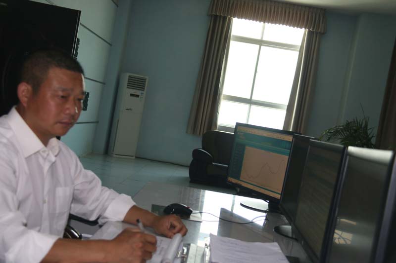 7月20日，光山縣電網(wǎng)最大供電負(fù)荷達(dá)到20.17萬千瓦，日供電量達(dá)到393萬千瓦時(shí)，兩項(xiàng)指標(biāo)雙創(chuàng)光山夏季歷史新高。光山縣供電公司多措并舉，科學(xué)應(yīng)對(duì)，確保電網(wǎng)安全穩(wěn)定運(yùn)行和廣大電力客戶消暑降溫用電