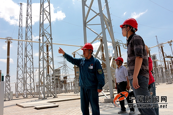 “我們靈州換流站給浙江的額定輸送功率為800萬千瓦，接近全寧夏1000萬千瓦的額定功率。通俗地說，相當(dāng)于同時點亮3億只白熾燈泡