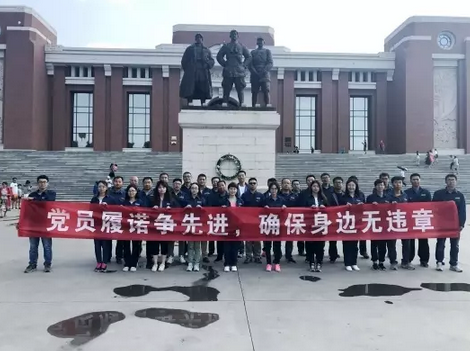 2017年，陜西送變電工程公司輸電施工第五分公司黨支部根據(jù)公司黨委年度工作部署，努力將基層黨建工作與安全生產(chǎn)工作有機(jī)結(jié)合，組織動(dòng)員全體共產(chǎn)黨員投身電網(wǎng)建設(shè)安全管理，使黨支部戰(zhàn)斗堡壘作用和黨員先鋒模范作用發(fā)揮到安全風(fēng)險(xiǎn)防控體系，積極構(gòu)建“黨建+安全”工作格局，切實(shí)提升分公司安全管理整體水平。7月20日，輸電施工第五分公司黨支部組織1100千伏昌吉-古泉項(xiàng)目部黨員骨干、分公司職能科室黨員和參加集中培訓(xùn)的大學(xué)生，在照金革命根據(jù)地紀(jì)念館接受革命傳統(tǒng)教育，組織黨員重溫入黨誓詞，并召開(kāi)&ldq