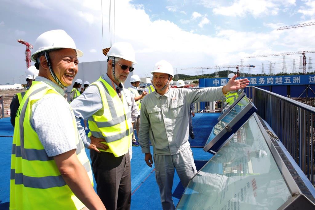 與英國(guó)簽署新建核電項(xiàng)目總投資協(xié)議還不到一年，中國(guó)廣核集團(tuán)(下稱(chēng)“中廣核”)剛剛又獲得了波蘭拋出的繡球。這似乎印證了此前業(yè)內(nèi)人士向第一財(cái)經(jīng)記者所說(shuō)的，中廣核借英國(guó)作為跳板進(jìn)軍歐洲其他國(guó)家核電市場(chǎng)的觀點(diǎn)是正確的