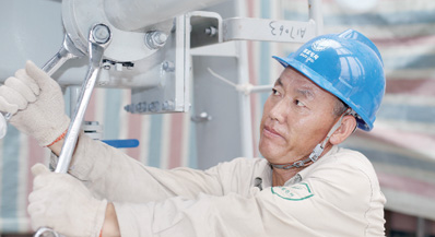 國家電網(wǎng)公司日前透露，今年1-6月，該公司累計(jì)實(shí)施電能替代重點(diǎn)項(xiàng)目5.5萬個(gè)，完成替代電量620億千瓦時(shí)，占上半年售電量的3.4%，完成年度計(jì)劃任務(wù)目標(biāo)的55%，超過時(shí)間進(jìn)度5個(gè)百分點(diǎn)，實(shí)現(xiàn)了時(shí)間過半、任務(wù)過半。圖為7月18日，北京市順義區(qū)后魯村“煤改電”現(xiàn)場