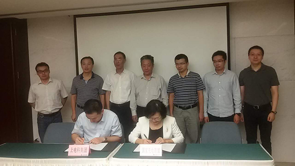  今日，充電設(shè)施信息互聯(lián)互通迎來里程碑式的發(fā)展。國家充電設(shè)施信息服務(wù)平臺(tái)與上海充換電設(shè)施公共數(shù)據(jù)采集與監(jiān)測市級平臺(tái)簽署互聯(lián)互通協(xié)議，加速實(shí)現(xiàn)國家級平臺(tái)與城市級平臺(tái)的合作對接