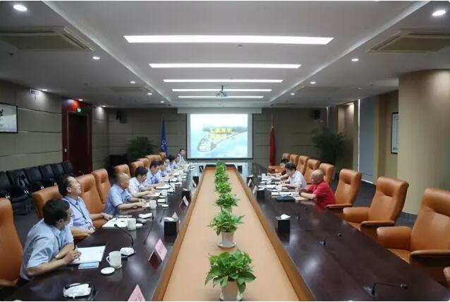 7月21日，中國核電董事長、黨委書記陳樺到三門核電檢查指導(dǎo)工作，并看望慰問一線員工。他強(qiáng)調(diào)，目前三門核電1號機(jī)組處于裝料前的關(guān)鍵時(shí)期，要從容地做好相關(guān)工作，確保機(jī)組早日安全并網(wǎng)發(fā)電