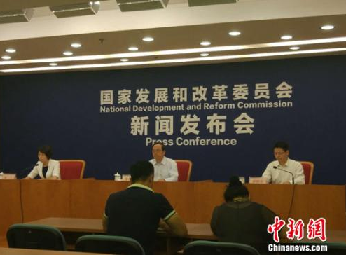 北京7月26日電，記者今日從國(guó)家發(fā)改委獲悉，首輪輸配電價(jià)改革試點(diǎn)已經(jīng)全面完成。輸配電價(jià)改革后，平均輸配電價(jià)比現(xiàn)行購(gòu)銷價(jià)差，平均每千瓦時(shí)減少將近1分錢(qián)