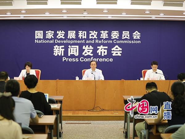 編者按：輸配電價(jià)改革是新一輪電改的重要組成部分，是“管住中間”的關(guān)鍵舉措，目的是打破電網(wǎng)的壟斷，為電力價(jià)格市場(chǎng)化奠定基礎(chǔ)。截至目前，已批復(fù)輸配電價(jià)水平的第一批、第二批共18個(gè)省級(jí)電網(wǎng)及深圳電網(wǎng)，累計(jì)核減電網(wǎng)準(zhǔn)許收入300多億元，降價(jià)空間全部用于降低工商業(yè)電價(jià)水平，減輕實(shí)體經(jīng)濟(jì)負(fù)擔(dān)