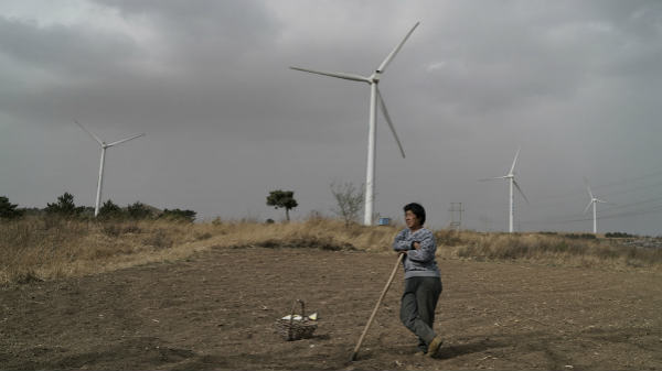 摘要：阜新，中國(guó)最早建立起來(lái)的能源基地之一，也是全國(guó)第一個(gè)資源枯竭型城市。伴隨著“煤”支柱產(chǎn)業(yè)的倒下，阜新也找到了煤的替代能源——風(fēng)