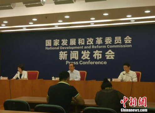 記者今日從國家發(fā)改委獲悉，首輪輸配電價改革試點已經(jīng)全面完成。輸配電價改革后，平均輸配電價比現(xiàn)行購銷價差，平均每千瓦時減少將近1分錢