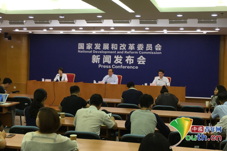 26日上午，國家發(fā)改委召開新聞發(fā)布會，介紹輸配電價改革及價格市場化程度測算有關(guān)情況。國家發(fā)改委新聞發(fā)言人孟瑋;價格司巡視員張滿英;價格司副司長彭紹宗介紹相關(guān)情況，并答記者問