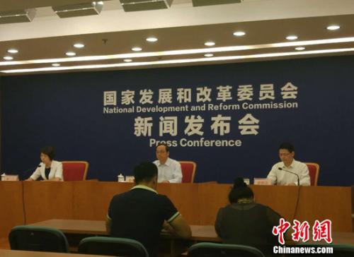 談及推進輸配電價改革、強化電網(wǎng)企業(yè)監(jiān)管中遇到的困難，國家發(fā)改委價格司巡視員張滿英今日回應(yīng)，輸配電價改革，作為整個電力體制改革中“硬骨頭”中的“硬骨頭”，至少有成本監(jiān)審、電量增長和投資之間匹配問題等三方面挑戰(zhàn)。國家發(fā)改委召開新聞發(fā)布會