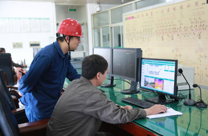 7月25日，在220千伏鳳凰變電站，一臺智能巡檢機器人根據(jù)國網(wǎng)杭州市蕭山區(qū)供電公司工作人員設(shè)定的路徑，穩(wěn)穩(wěn)的開出充電小屋，開始對變電站設(shè)備進行自動巡視。據(jù)悉，該智能巡檢機器人集成可見光攝像儀、紅外熱像儀等多項裝置，可在高溫天氣持續(xù)開展工作，實現(xiàn)全自主巡檢、實時監(jiān)控、微氣象信息采集、數(shù)據(jù)分析等功能，相比傳統(tǒng)的人工巡檢，效率可提升一倍，為客戶用電可靠提供了有力保障