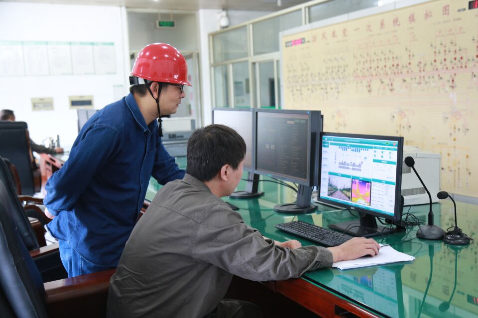 7月25日，在220千伏鳳凰變電站，一臺智能巡檢機器人根據(jù)國網(wǎng)杭州市蕭山區(qū)供電公司工作人員設(shè)定的路徑，穩(wěn)穩(wěn)的開出充電小屋，開始對變電站設(shè)備進行自動巡視。據(jù)悉，該智能巡檢機器人集成可見光攝像儀、紅外熱像儀等多項裝置，可在高溫天氣持續(xù)開展工作，實現(xiàn)全自主巡檢、實時監(jiān)控、微氣象信息采集、數(shù)據(jù)分析等功能，相比傳統(tǒng)的人工巡檢，效率可提升一倍，為客戶用電可靠提供了有力保障