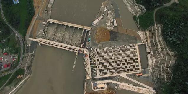 科卡科多辛克雷水電站帶給厄瓜多爾的不僅僅是能源，還累計給當(dāng)?shù)貏?chuàng)造了近8000個就業(yè)崗位，并以良好的工資待遇和優(yōu)厚的福利贏得了當(dāng)?shù)厝说恼J(rèn)可。6年建設(shè)期間，中國水電先后為項目所在地的村莊修繕了道路，共享了工地的凈水設(shè)施，讓村民喝上了清潔的飲用水，還為當(dāng)?shù)匦W(xué)捐贈電腦、書籍，切實履行了企業(yè)社會責(zé)任