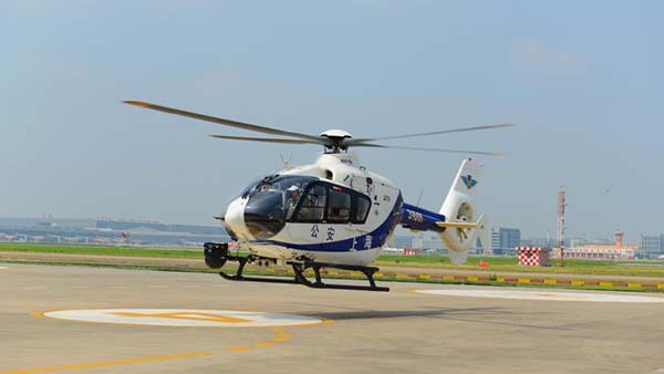 伴隨連續(xù)多日的極端高溫天氣，上海電網(wǎng)用電負(fù)荷不斷攀升。為確保城市電網(wǎng)的安全穩(wěn)定運(yùn)行，7月25日，國網(wǎng)上海市電力公司檢修公司聯(lián)手上海市公安局警務(wù)航空隊，利用警用直升機(jī)對±800千伏復(fù)奉直流輸電線路及多條500千伏線路進(jìn)行高空巡視