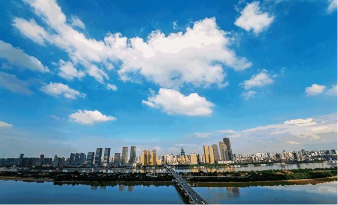 洪水“下線”，湖南全省經(jīng)一翻“梳洗”，恢復(fù)了往日的景象，便又匆匆進(jìn)入“酷暑”模式。雖然洪災(zāi)已過，但是一場洪水不可能過而無痕，它們的發(fā)生總在向我們揭露出災(zāi)害管理體制不足與缺失