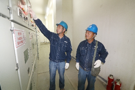 為有效遏止電氣火災(zāi)發(fā)生，河南濟(jì)源供電公司組織專業(yè)技術(shù)服務(wù)人員對高層居民住宅小區(qū)的配電房、電氣線路、用電設(shè)備等進(jìn)行全面“體檢”排查，切實消除電氣火災(zāi)安全隱患問題，杜絕各類火災(zāi)事件發(fā)生。7月26日，該公司亞橋供電所組織人員對泉水灣住宅小區(qū)的配電房、電纜豎井進(jìn)行隱患排查