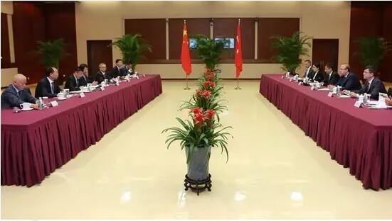 應國家電投董事長、黨組書記，國家核電董事長王炳華邀請，7月25日至27日，土耳其能源與自然資源部（以下簡稱“土能源部”）副次長雅馬奇先生率團訪問國家電投總部，并對國家核電本部及有關單位、產業(yè)合作伙伴進行技術訪問。王炳華對土能源部一直以來給予國家電投的支持和幫助表示感謝，他介紹了中國AP1000項目進展和CAP1400示范項目開工準備情況，并就雙方未來在核電培訓、本地化、核安全監(jiān)管能力提升等領域的合作提出具體建議