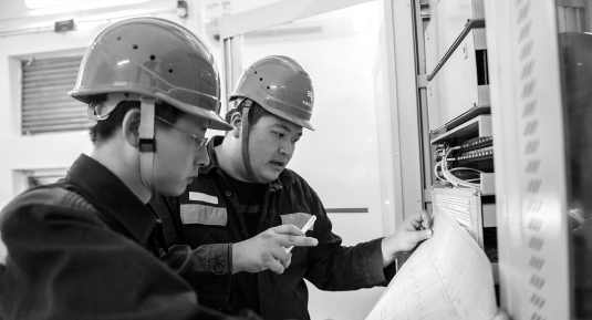 珠海供電局工作人員對橫琴配電網(wǎng)開展“雙鏈環(huán)”升級工作。 “橫琴總部大廈、華融開關(guān)站試驗(yàn)正常，兩個開關(guān)站合環(huán)運(yùn)行！”7月24日16時24分，隨著工作人員的宣布，珠海橫琴自貿(mào)區(qū)配電網(wǎng)正式啟用“雙鏈網(wǎng)格化閉環(huán)運(yùn)行”（簡稱“雙鏈環(huán)”），為助力港珠澳大灣區(qū)建設(shè)再作貢獻(xiàn)