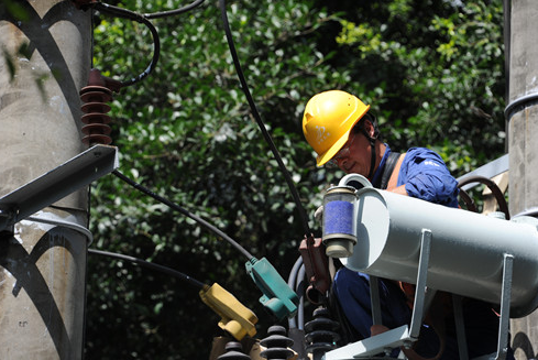 7月27日，隨著連續(xù)高溫?zé)崂藖硪u，眉山電網(wǎng)負(fù)荷再創(chuàng)歷史新高達(dá)到168.5萬千瓦，較去年最大負(fù)荷150.7萬千瓦增長11.81%。據(jù)悉,受近期酷熱與雷暴極端氣候的影響，電網(wǎng)安全穩(wěn)定運行面臨嚴(yán)峻的挑戰(zhàn)，眉山公司各部門齊心協(xié)力、積極合作，確保打贏迎峰度夏攻堅戰(zhàn)