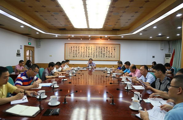 7月11日上午，蓬江區(qū)政府在區(qū)府三樓常委會議室組織召開2017年蓬江區(qū)電網(wǎng)建設(shè)協(xié)調(diào)工作會議，區(qū)委（府）辦、區(qū)政法委、區(qū)發(fā)改局、區(qū)經(jīng)促局、區(qū)公安分局、區(qū)國土環(huán)保局、區(qū)住建局、區(qū)農(nóng)林局、區(qū)城管局、區(qū)司法局、區(qū)法制局、市規(guī)劃局蓬江分局的相關(guān)領(lǐng)導(dǎo)，各鎮(zhèn)街分管領(lǐng)導(dǎo)及蓬江供電局相關(guān)人員參加了此次會議。會議上，蓬江供電局劉新才黨委書記就蓬江區(qū)“十三五”電網(wǎng)建設(shè)及2017年工作安排作了匯報，主要介紹了2017年電網(wǎng)建設(shè)任務(wù)