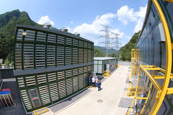 7月20日，19時，隨著地處秦嶺山深處110千伏嘉陵變站用系統(tǒng)的投入，標志著陜西省寶雞市首座預(yù)裝式艙體智能變電站順利投運。該站是寶漢高速的配套供電工程，在為寶漢高速建設(shè)提供堅實可靠的能源之外，還提高了區(qū)域電網(wǎng)的供電能力和供電可靠性，進一步優(yōu)化了寶雞電網(wǎng)構(gòu)架