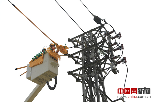 記者近日獲悉，今年上半年廣東省全社會用電量2682億千瓦時，同比增長4.6%；全口徑客戶平均停電時間8.23小時，供電可靠性排名全國前十的供電局總數(shù)連續(xù)三年領(lǐng)跑全國；實現(xiàn)2211個中心村農(nóng)網(wǎng)改造升級和2901個機井通電，進一步提升了縣域和農(nóng)村居民用電質(zhì)量。擦亮供電可靠性“金字招牌”：占據(jù)“全國前十”3席珠海連獲第一6月底一個最普通的日子，電力工人朱五洲正在深6米、長20多公里的橫琴電纜隧道地下管溝里來回巡視，空氣的悶濁和風機運轉(zhuǎn)的轟鳴聲一如往常