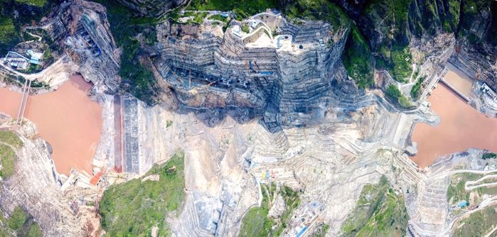 流金七月，金沙江河谷“熱浪”洶涌。入夏兩月以來，烏東德水電站工程施工區(qū)頻受高溫襲擊，最高日溫可達42度