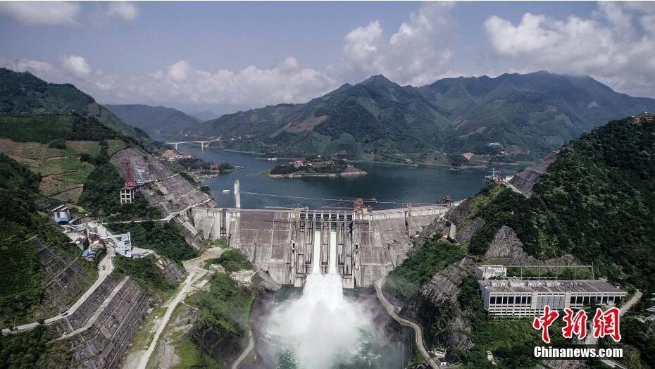 7月26日，廣西境內(nèi)最大水電站——龍灘水電站調(diào)峰棄水。由于用電乏力，紅水河沿線九級電站全線調(diào)峰棄水