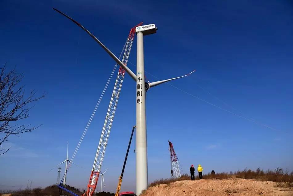 在風(fēng)電場，風(fēng)力發(fā)電機(jī)組吊裝時有一個規(guī)定，頂段塔筒吊裝完后，當(dāng)天必須吊裝完機(jī)艙，原因是什么呢?下面為大家簡單分析一下。從流體的角度來分析，任何非流線型物體，在恒定流速下，都會在物體兩側(cè)交替地產(chǎn)生脫離結(jié)構(gòu)物表面的旋渦