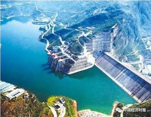 全球在建規(guī)模最大的水電工程白鶴灘水電站將全面開工建設(shè)。中國長江三峽集團(tuán)副總經(jīng)理樊啟祥在接受中國經(jīng)濟(jì)時報記者采訪時表示，開發(fā)建設(shè)白鶴灘水電站工程符合國家重大戰(zhàn)略，白鶴灘水電站綜合技術(shù)難度冠絕全球，凝聚了世界水電發(fā)展的頂尖成果