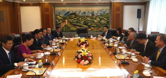 7月27日，國家發(fā)展改革委副主任、國家能源局局長努爾˙白克力在北京會見香港中電集團(tuán)董事局主席米高˙嘉道理爵士，雙方就“十三五”期間深化在核電、新能源等領(lǐng)域合作深入交換了意見。

  
  原標(biāo)題:努爾?白克力會見香港中電集團(tuán)董事局主席
  