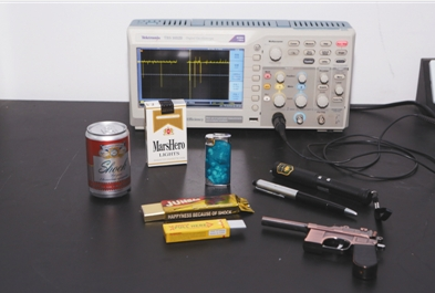 口香糖、圓珠筆造型惡作劇玩具流行校園;8種樣品電壓均超國標，帶電體裸露有觸電隱患。昨日，中國家用電器研究院實驗室內(nèi)，即將被測試的8種電人玩具樣品