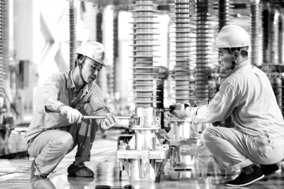 7月31日，江蘇省蘇州市南部電網(wǎng)500千伏統(tǒng)一潮流控制器（UPFC）示范工程閥廳內(nèi)，電力作業(yè)人員正在進(jìn)行換流閥安裝。當(dāng)日，500千伏“統(tǒng)一潮流控制器”示范工程加緊施工，該工程全面進(jìn)入電氣設(shè)備安裝調(diào)試高峰