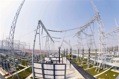 全國(guó)首座特高壓交直流合建變電站泰州站 湯德宏/攝特高壓淮上線揚(yáng)州段 濮良平/攝特高壓濰坊變電站 徐可/攝特高壓錦蘇線 付旭峰/攝特高壓酒湖線 張力/攝特高壓同里換流站 謝鵬/攝7月22日，國(guó)家電網(wǎng)公司在2017年年中工作會(huì)議上透露，今年上半年，北京西-石家莊特高壓交流工程獲得核準(zhǔn)；“三交六直”特高壓工程加快推進(jìn)，錫盟-勝利、酒泉-湖南、晉北-南京工程投運(yùn)，新增輸電能力2400萬(wàn)千瓦……從2009年1月世界首條特高壓工程——晉東南-