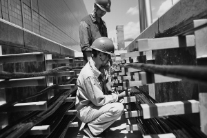 【履責(zé)故事】近年來，受全球經(jīng)濟(jì)低迷影響，我國經(jīng)濟(jì)面臨下行壓力。鋼鐵行業(yè)由于產(chǎn)能過剩進(jìn)入經(jīng)營困難期