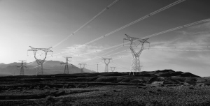 “十二五”期間，新疆哈密電網(wǎng)實現(xiàn)跨越式發(fā)展，新疆與西北聯(lián)網(wǎng)工程、哈鄭特高壓直流輸電工程和蘭新鐵路牽引站工程等電網(wǎng)建設(shè)項目，大幅提高了哈密電網(wǎng)的供電能力和可靠性，改善區(qū)域電網(wǎng)結(jié)構(gòu)，形成了堅強(qiáng)可靠的大電網(wǎng)網(wǎng)架。哈密電網(wǎng)遠(yuǎn)景