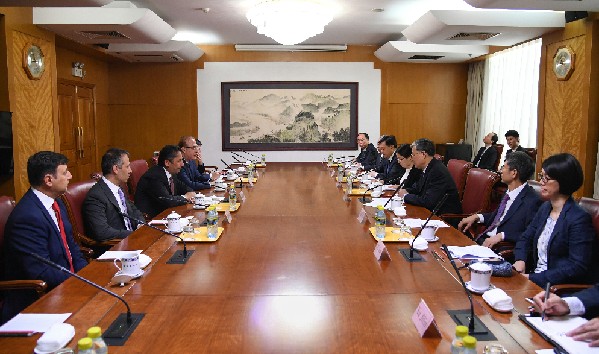 7月25日，國家能源局副局長李凡榮在北京會見土耳其能源與自然資源部副次長雅馬奇，雙方就核能領(lǐng)域合作、土耳其第三核電項目開發(fā)、能源合作機(jī)制、能源政策與技術(shù)交流等議題深入交換了意見。

  
  
  