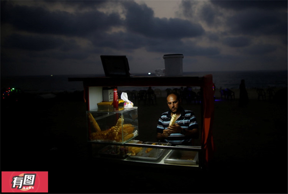 為了配合巴勒斯坦總統(tǒng)阿巴斯向控制加沙地帶的巴勒斯坦伊斯蘭抵抗運(yùn)動(dòng)（哈馬斯）施壓，以色列決定對(duì)加沙地帶的供電減少40%左右，這使加沙地帶的供電時(shí)間由每天6小時(shí)縮短為2至4小時(shí)，使得200萬(wàn)名巴勒斯坦人每天只有4個(gè)多小時(shí)可用電。當(dāng)中東夏季氣溫飆升到35攝氏度以上時(shí)，加上空調(diào)等制冷設(shè)備每天不到四小時(shí)的運(yùn)行時(shí)間，加沙地區(qū)的老人和病患都在拼命設(shè)法應(yīng)付高溫