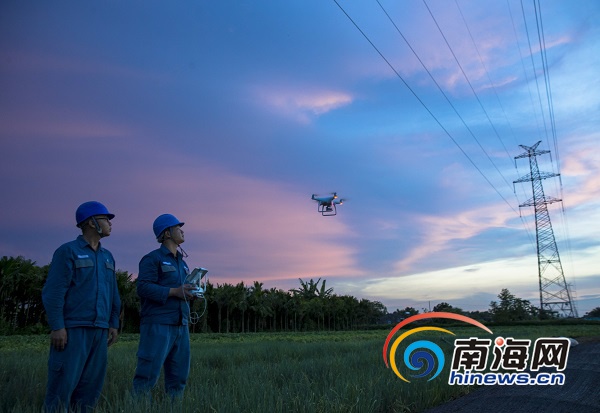 2017年8月1日，南方電網(wǎng)海南?？诠╇娋謾C(jī)巡隊(duì)的工作人員在操作無(wú)人機(jī)巡檢?？诔菂^(qū)的電網(wǎng)線路。南方電網(wǎng)海南公司自去年開(kāi)始使用使用無(wú)人機(jī)巡檢輸電線路以來(lái)，該項(xiàng)巡檢工作已趨向常態(tài)化
